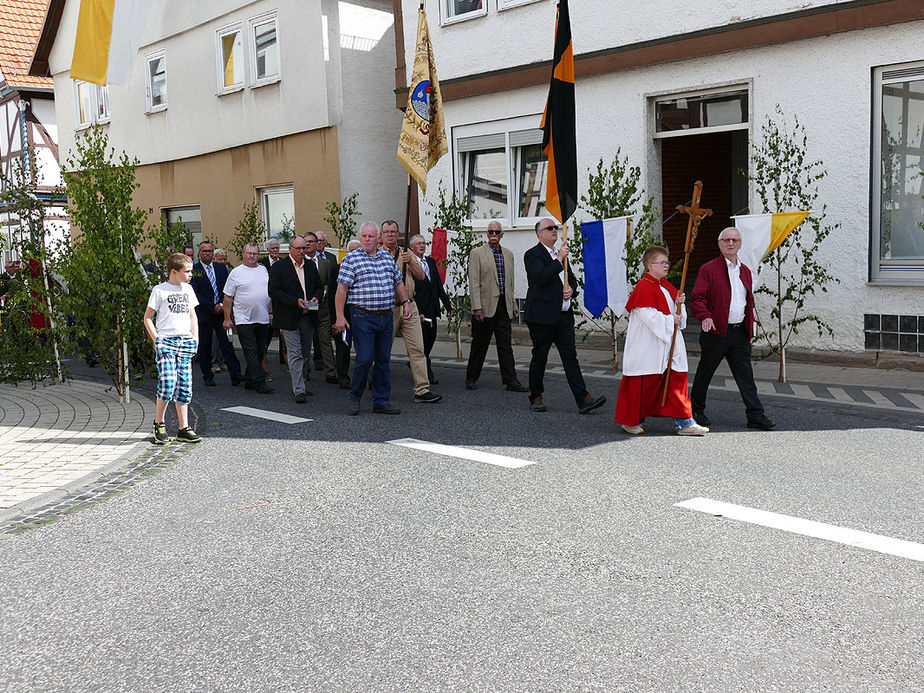 Fronleichnamsprozession durch die Straßen von Naumburg (Foto: Karl-Franz Thiede)